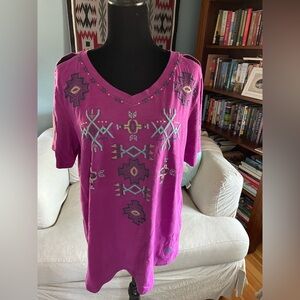 Double D Ranchwear Embroidered and Beaded Tee w/ Shoulder Detail Sz L-like new